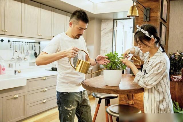  做家务|杨子姗重度洁癖，因拍摄者未穿鞋套崩溃大哭，自己却躺在床上刷牙