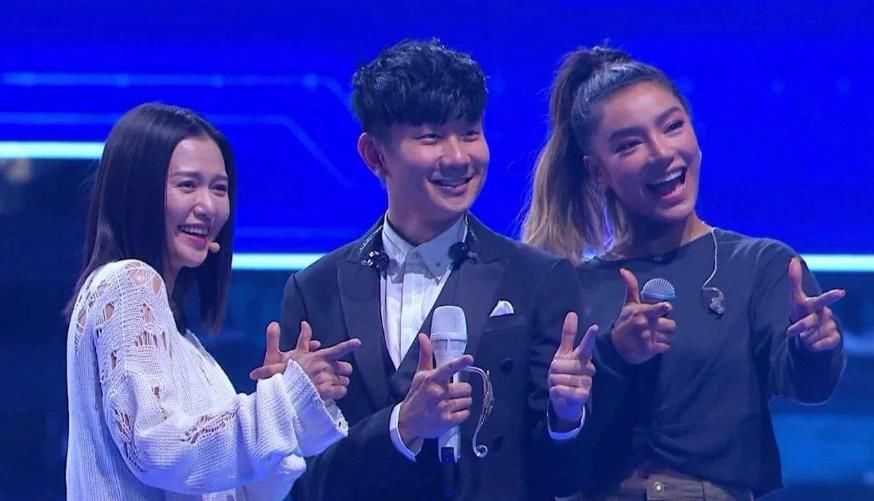  尴尬|最尴尬的事：明明一起出道，如今我还是选手，你却成了导师