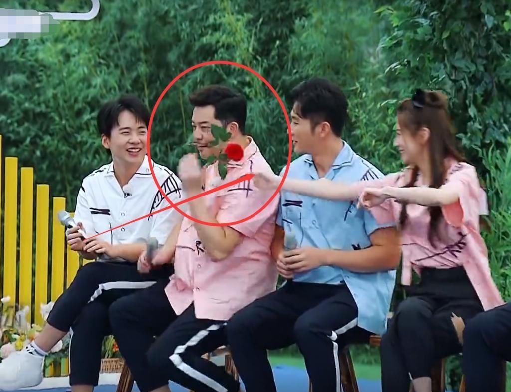 略过|蔡徐坤略过baby,把玫瑰花给沙溢以为没事,谁知baby手部举动真实了