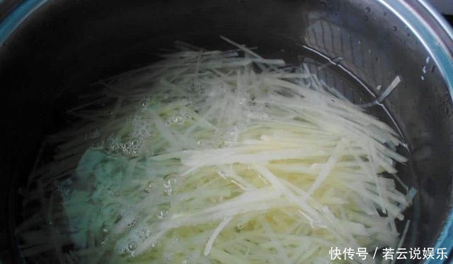  土豆丝|炒土豆丝，放醋时机是关键，10人有9人放错，难怪粘锅还不脆