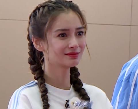  蔡徐坤|baby因《跑男》百期录制感动时，粉丝却被蔡徐坤反应吸引，好歹装一下