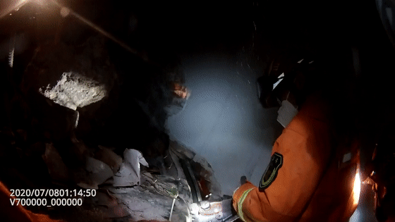  民宅|午夜惊魂！龙口一重型货车“闯”进民宅，司机被困……