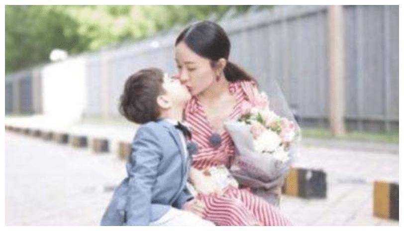  一家人|霍思燕为嗯哼庆生，一家人太有爱了，难怪嗯哼如此懂事!