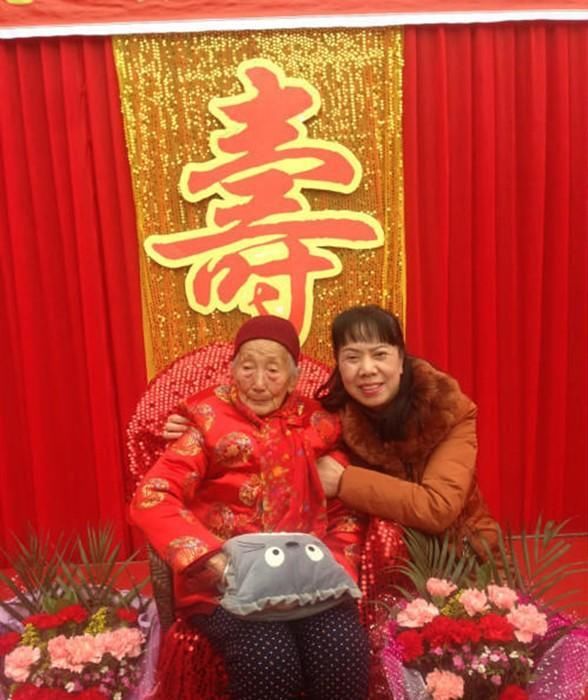 外婆|她大她十岁,被她的孝心感动,做她的替身妈妈13年安慰年迈外婆