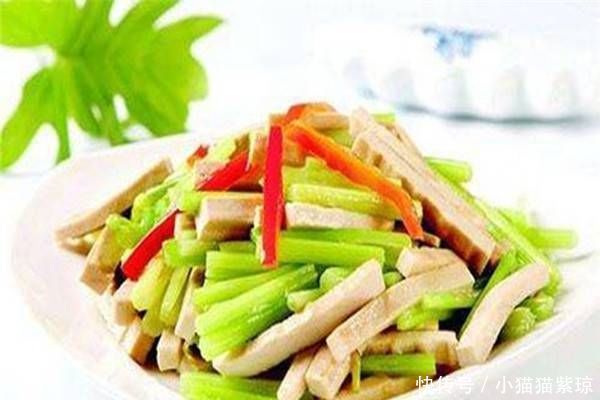  白香干|吃有营养的炒菜——芹菜炒香干，酥脆，香甜多汁，家人爱吃