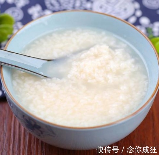 糯米|自制米酒,糯米蒸熟后别直接加酒曲!多做1步,又香又甜,酒汁多