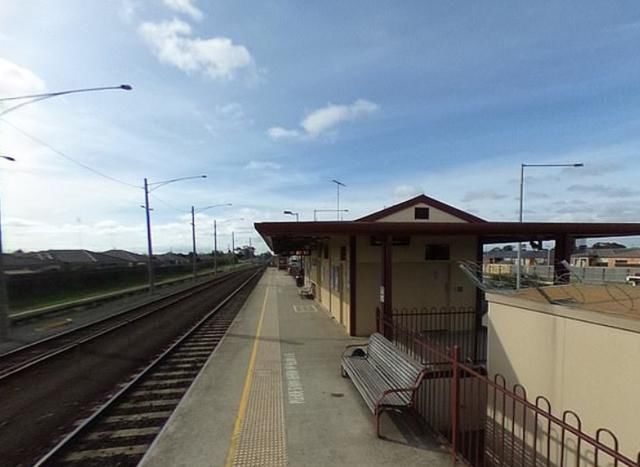 洋葱|澳女孩火车上对印度妇女拳打脚踢,嫌弃不已:你闻起来就像臭洋葱