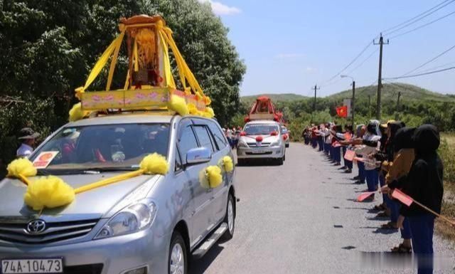  广治省|越南人纪念反法“勤王运动”135周年，迎造反皇帝神位到广治供奉