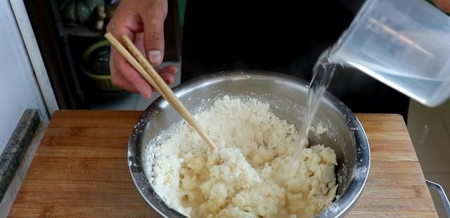 山西|山西特色小吃“蜜汁风葫芦”做法,口感香甜酥脆,大人小孩都爱吃