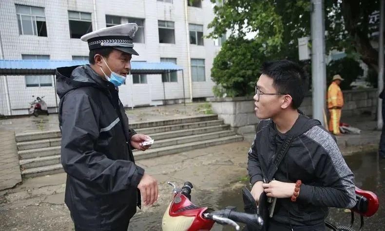  电动|一致好评丨招远交警冒雨走上街头帮电动自行车上牌!