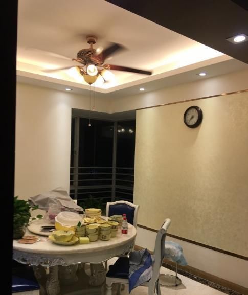  电视墙|新房装修砌了半堵墙，既是电视墙又隔出个麻将室，一举两得！