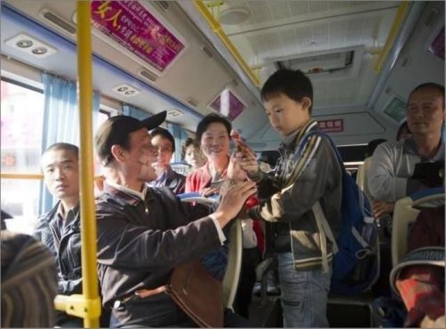 让座|小学生给老奶奶让座，书包忘拿被老奶奶直接扔在地上，孩子哭了