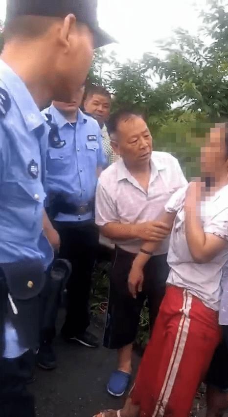  通启运河|一女子越过桥栏，跳河轻生……