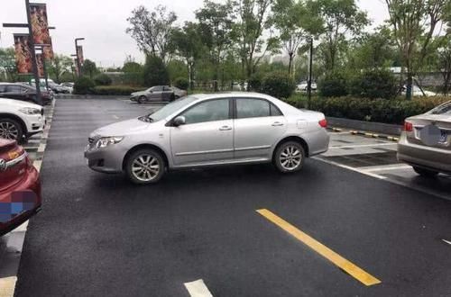 电话|女司机拒接20个挪车电话,回来发现车子变“孤岛”,拖车司机都没