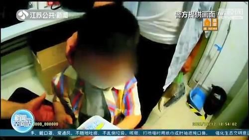  夹肿|男孩被闸机夹肿手指 民警：“你是男子汉，别哭”