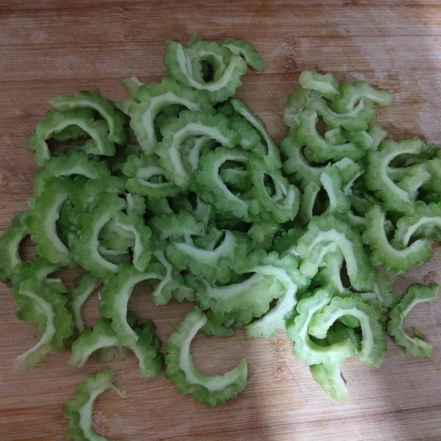  清爽|每天一道菜：苦瓜拌咸鸭蛋，清爽去火，简单美味