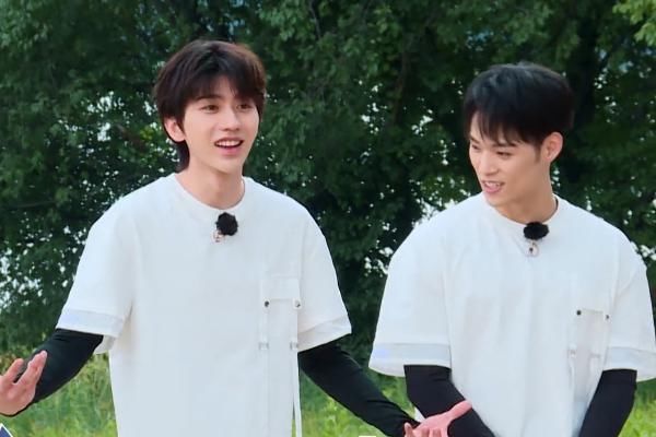 泥潭|奔跑吧泥潭游戏穿帮,前一秒嘉宾身上带着名牌,后一秒名牌消失