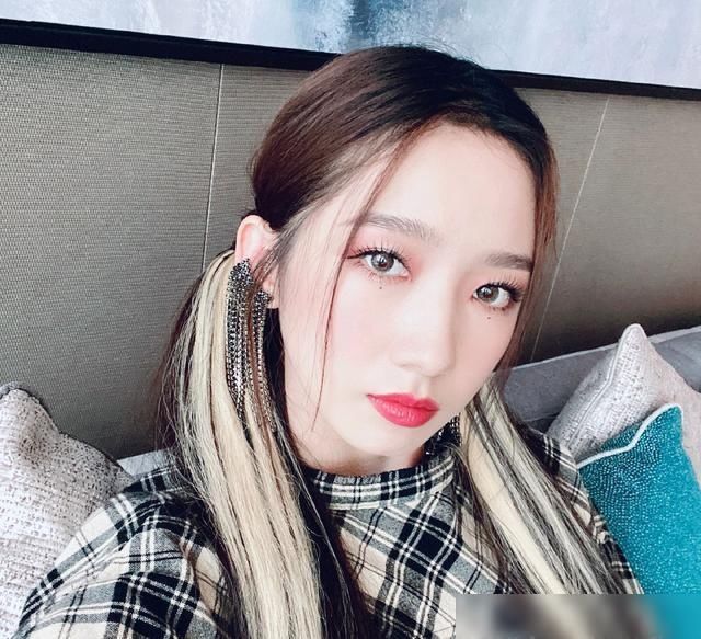  组合|火箭少女解散之后孟美岐的造型好看了，solo舞台也更多了