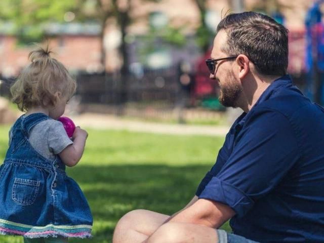  身边|妈妈带娃过马路，下一秒被撞飞10米远，网友：这妈故意的吧？