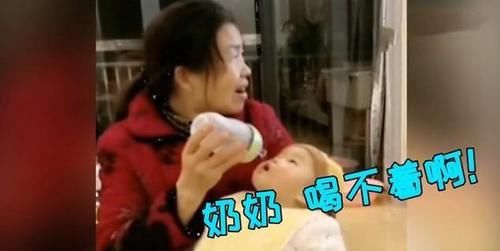  入迷|奶奶看戏入迷，忘记了正在喂孩子吃奶，宝宝的表情让人捧腹大笑
