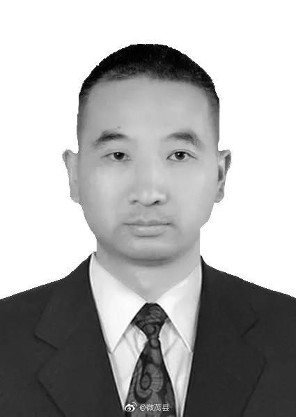 飞石|痛心！被飞石砸中，一副镇长因公牺牲