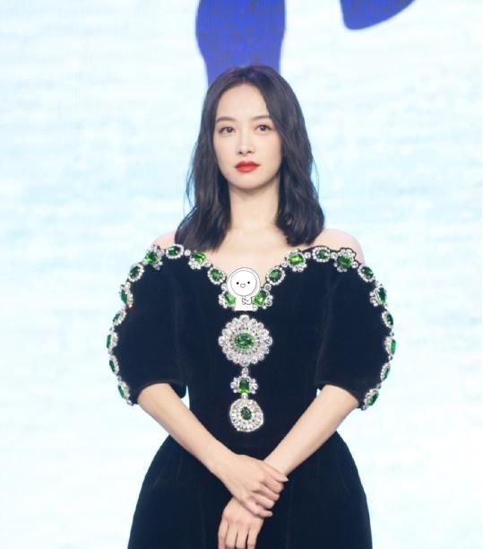  看着特别|宋茜越来越有“阔太”感，抹胸裙上“亮钻”加“宝石”，真有范