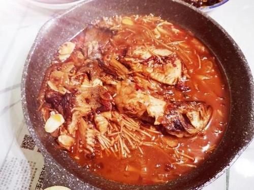 超赞|鲈鱼不要再清蒸了，用这方法做干锅鲈鱼吃，味道超赞！好吃又下饭