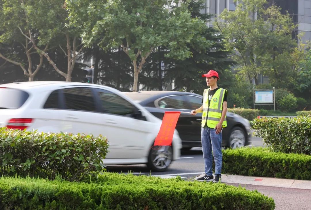 体育局|市体育局开展“礼让斑马线 我为你点赞”文明劝导体验活动