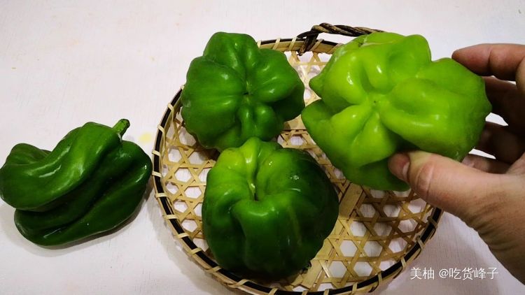  区别|同样是青椒，激素和普通青椒有啥区别？卖菜大爷透露其中猫腻