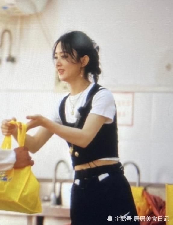  面被|《中餐厅》赵丽颖和面被曝做戏！一举动直接露馅？网友：懒得装！