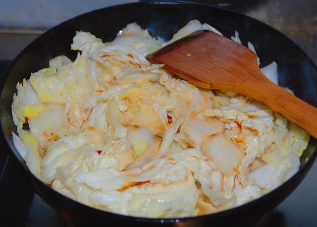  下锅|醋溜白菜，直接下锅炒就错了，记住2个妙招，白菜脆嫩酸爽真好吃