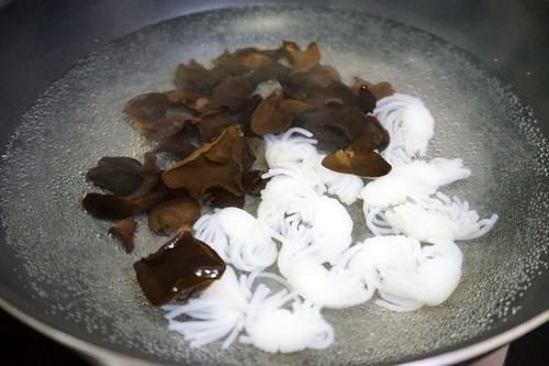  回来|这样锻炼回来后已经八点多了，早餐我家这样准备，西梅则是营养的碱性水果，食材都准备好后