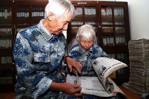  举动|两位老人银行转账千万，慷慨举动不料曝光身份，可敬