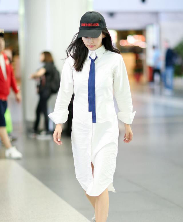  气场|衬衫裙咋能穿得时尚有型？拥有两件装饰就够了，可盐可甜气场足