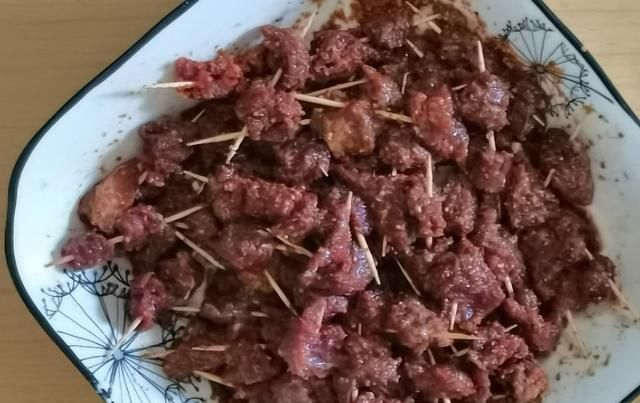  孜然|孜然牙签牛肉，简单几个步骤，教你做出香辣可口的牛肉串。