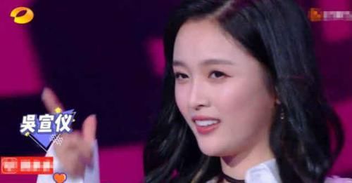  老师|《快乐大本营》当何老师给夏之光整理衣服，有谁注意到吴宣仪的举动？