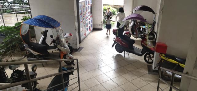 皇冠国际社|电瓶车堵了单元楼道！回家的路该谁来疏通？