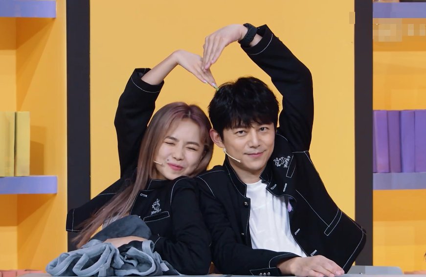  激动|安崎何炅花式比心，虞书欣被嫌弃，谢可寅却在忽悠许佳琪