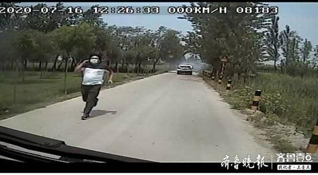  还好|私家车自燃车上无灭火器眼看火着起来，还好碰上公交车