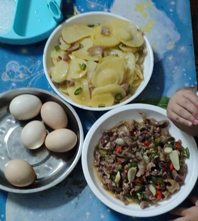  回来|女儿打暑假工，说晚上回来吃饭，炒了个她百吃不厌的菜。