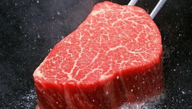 外国人|同样是吃牛排,外国人吃一块就能饱,为什么中国人吃两份都不饱?
