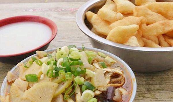 街边|爷爷街边卖8元管吃饱,顾客这良心价格,给多2块也没事