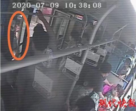  女子|公交上女子突然晕倒抽搐，司机“淡定”救助后才发现腿已吓软