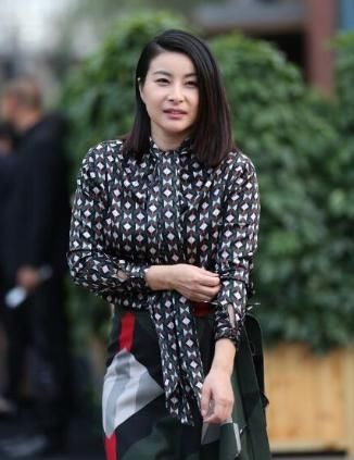  豪门|霍启刚真“自恋”，让三娃在饭桌上看自己上电视，豪门饭桌真简单