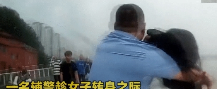  解救|年轻女子欲跳河，民警手速超快，一把抓住头发解救女子