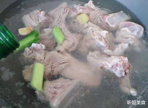  去除|首先在给排骨焯水之前，排骨就会变得又腥又柴，才知道，焯水煮至水开之后