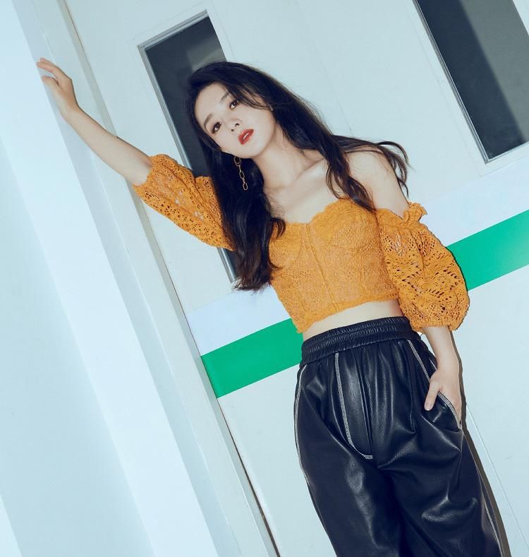 中餐厅|赵丽颖《中餐厅4》发布会造型，橘色上衣加皮裤，这腰太优越了