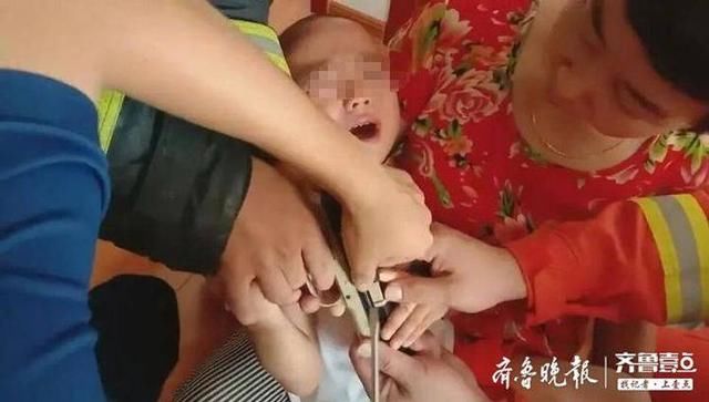  消防员|四岁小男孩被玩具枪“咬”手，消防员一把螺丝刀搞定