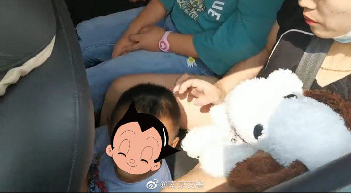 孩子|超员小车将孩子藏在毛绒玩具下企图“萌”混过关