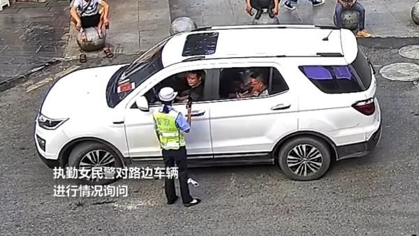  发动|女交警被拖行百米！“疯狂司机”突然发动车只因…